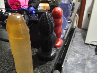 Dildo enorme cristal hasta el fondo