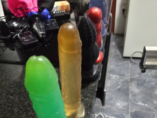 Dildo verde fluorescente enorme me rompe mi culo