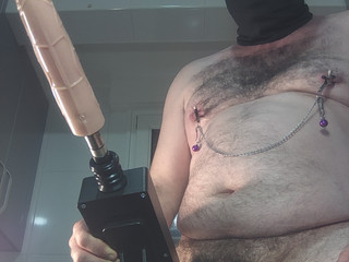 Desnudo fucking machine chupando dildo