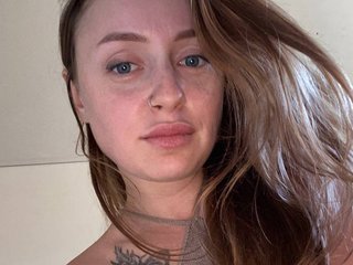 A Camwhoring Seductive Bimbo Is What I Am! I'm 28 Years Of Age