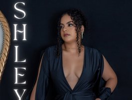 Ashley-12 webcam model