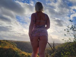 DivineBlondee webcam model