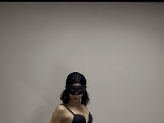 Девушка в черном