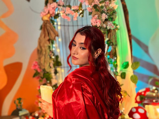 Red lips, soft smile, wild heart. 💋🌲