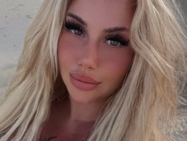 BlondeDollTia live cam model at BongaCams