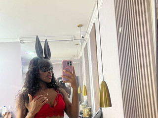 DO YOU LIKE RED ON ME?