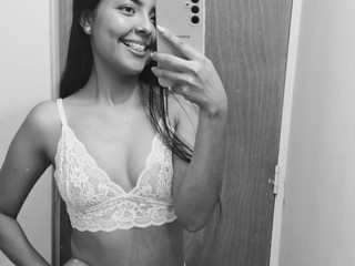 perfect latina in b&w 🖤🤍