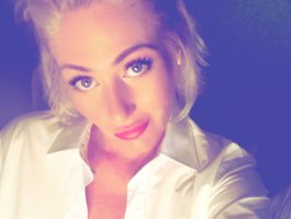 Watch Alessandrabee live on cam on BongaCams