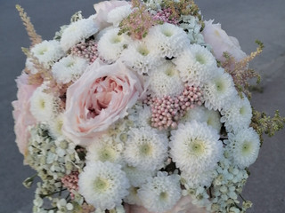 GENTLEMAN GIVE FLOWERS