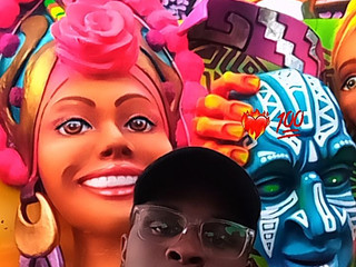 Between gods, colors and desire: I am the center.