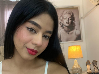 😉Do you dare to try this red?"💄