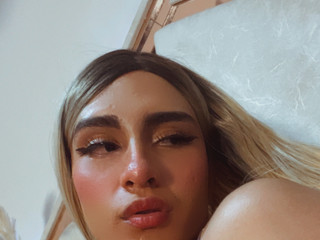 Zoe wants more love from you