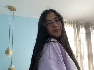 Soft lips, wild thoughts 💋💭