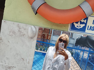 I'm hot let's go to the pool