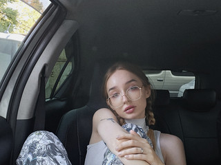 В машине у любителя колбасы