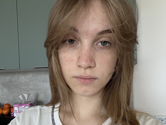 Ikki qiz toshakda opishmoqda