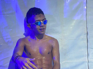 Shall we toast together under the moon?🙈