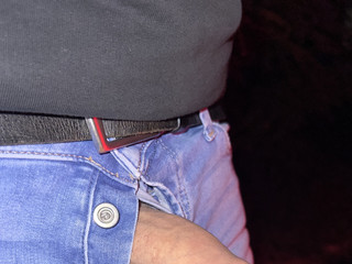 Penis in Hose mit Unterhose geknöpft