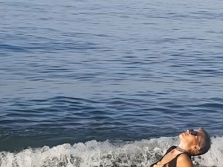 В купальнике на чёрном море