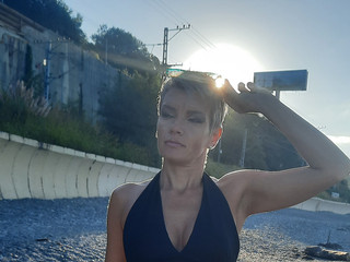 ещё не разделась))