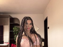 MegaBoobsDee live cam model at BongaCams