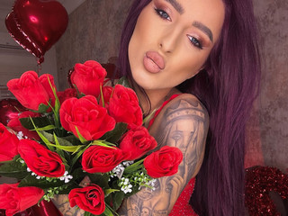 Roses are red, vibes are sweet 😏