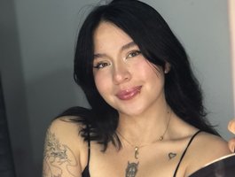 Watch Aliciia23 live on cam on BongaCams