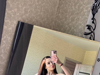 admiring myself 👸