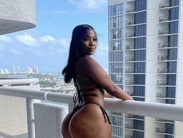 Watch  Sweetjuicyass-1 live on BongaCams