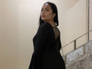 Less clothes, more intention 🖤