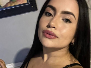 Swipe slowly… this photo deserves it 🖤