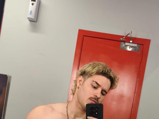 Fuck me fast before my boyfriend sees us 🤫