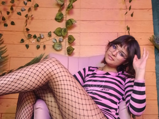 EMO GIRL WANTS TO PLAY