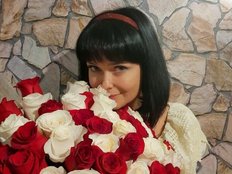 Alexis-Bloom Gallery Image 1