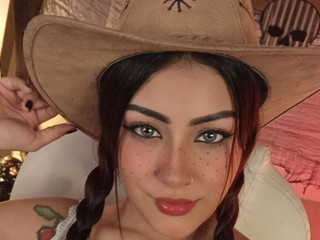 Red bow, red lips… and a very bad idea waiting for