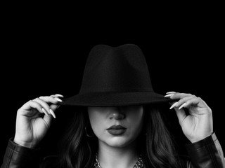 🕯️ Silk & Shadows