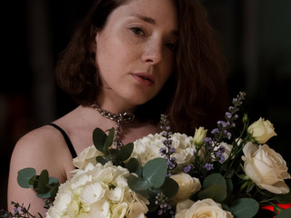 Give women flowers💐