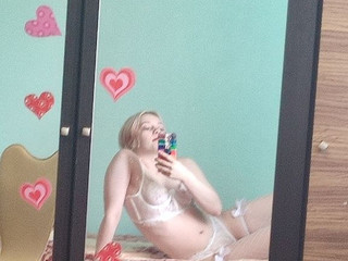 I'm just in my room🚪^^