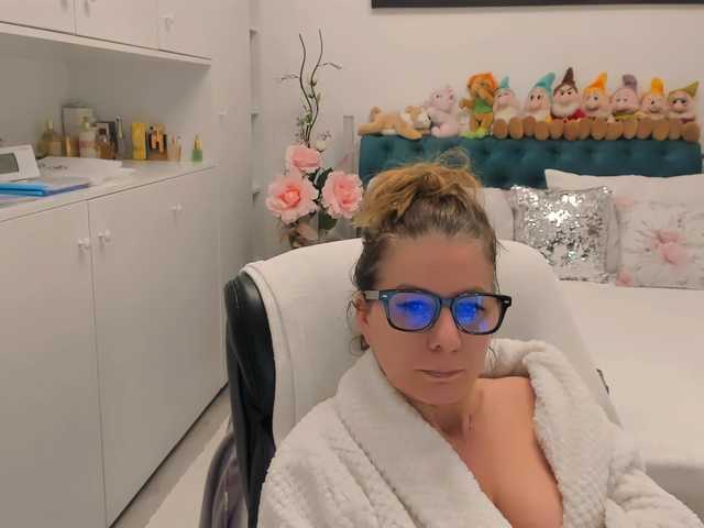 SalomeJade's BongaCams show and profile