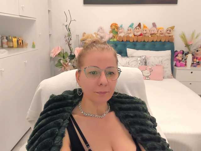 SalomeJade's BongaCams show and profile