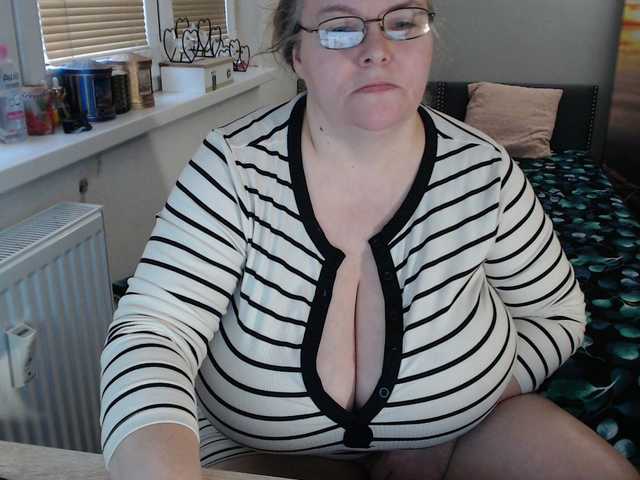 Bessy123's BongaCams show and profile