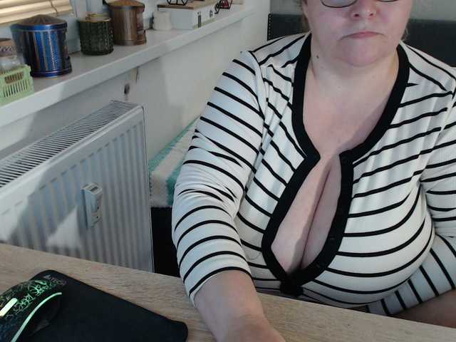 Bessy123's BongaCams show and profile