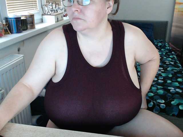 Bessy123's BongaCams show and profile