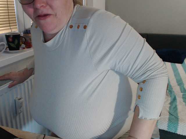 Bessy123's BongaCams show and profile