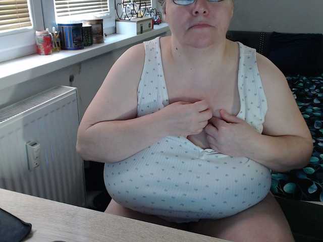 Bessy123's BongaCams show and profile