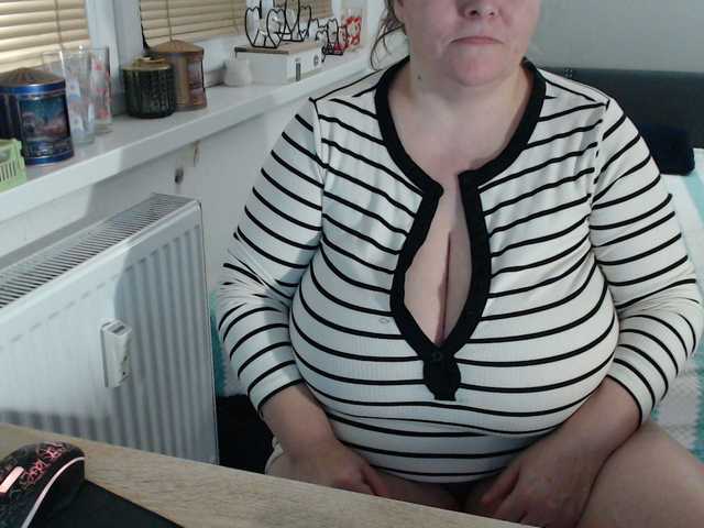 Bessy123's BongaCams show and profile