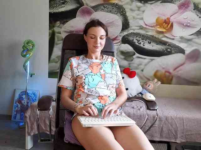 aliskacomely Live Webcam on BongaCams