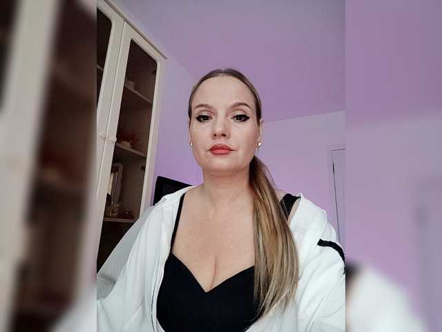 sura97's BongaCams show and profile