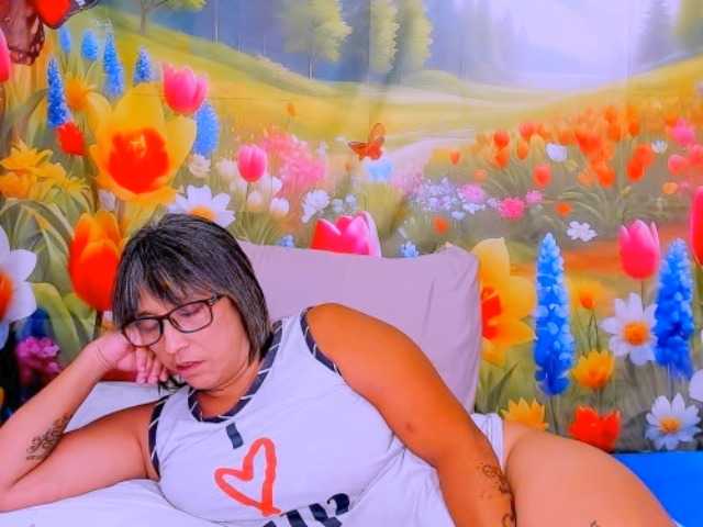 indianroxy live cam profile