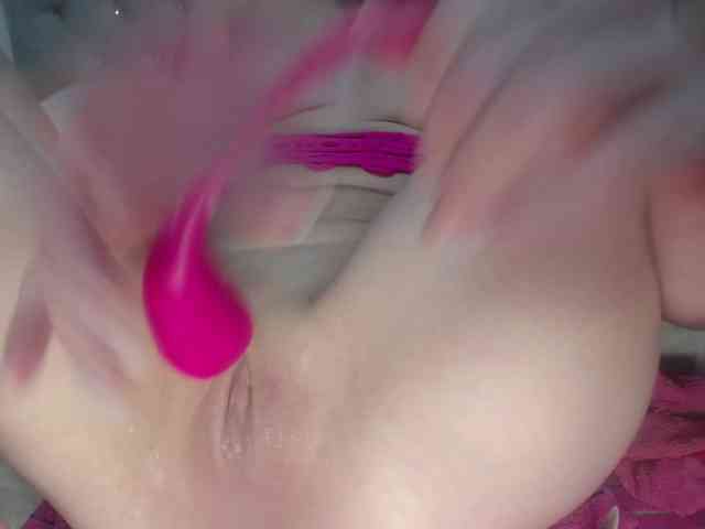 JulieSquirts webcam